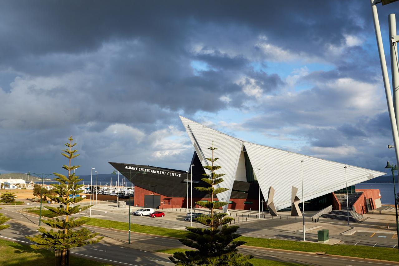 busy blue bus tours albany entertainment centre cloudy sky lg